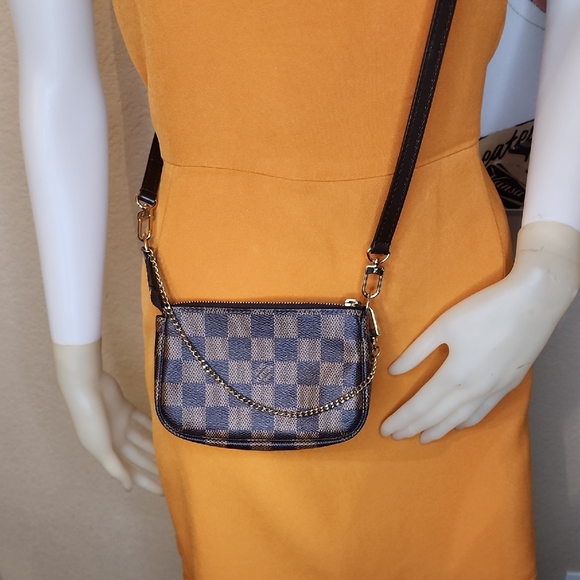 EXCELLENT CONDITION LOUIS VUITTON LV DAMIER EBENE MINI POCHETTE - Picture 1 of 9